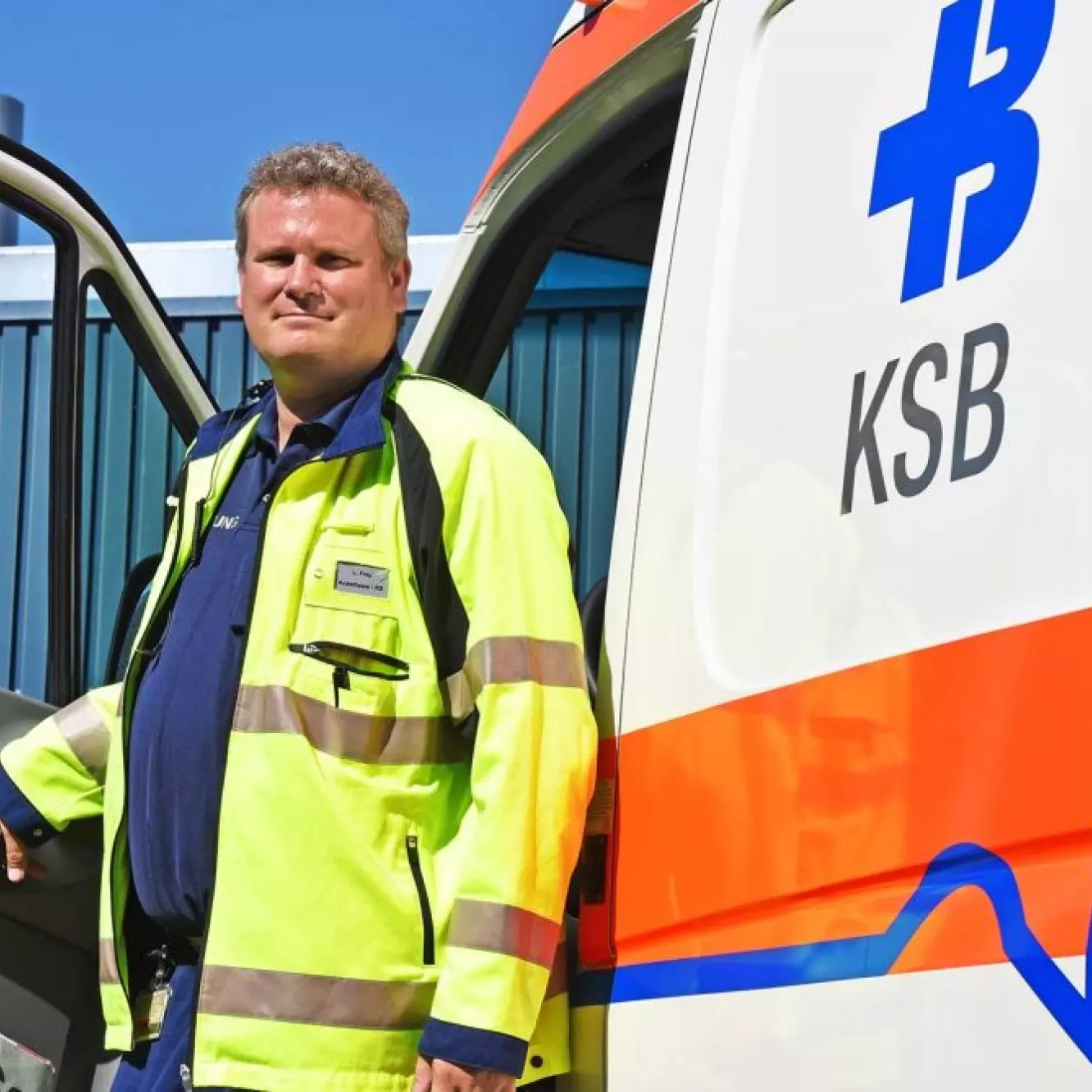 Rettungssanitäter Lukas Frey vor dem Ambulanzfahrzeug