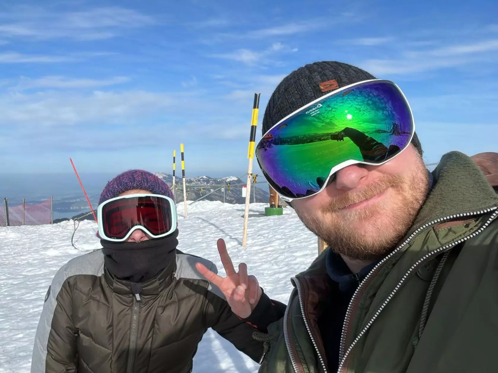 Zwei KSB-Mitarbeiter in Skiausrüstung vor einer Schneelandschaft. 