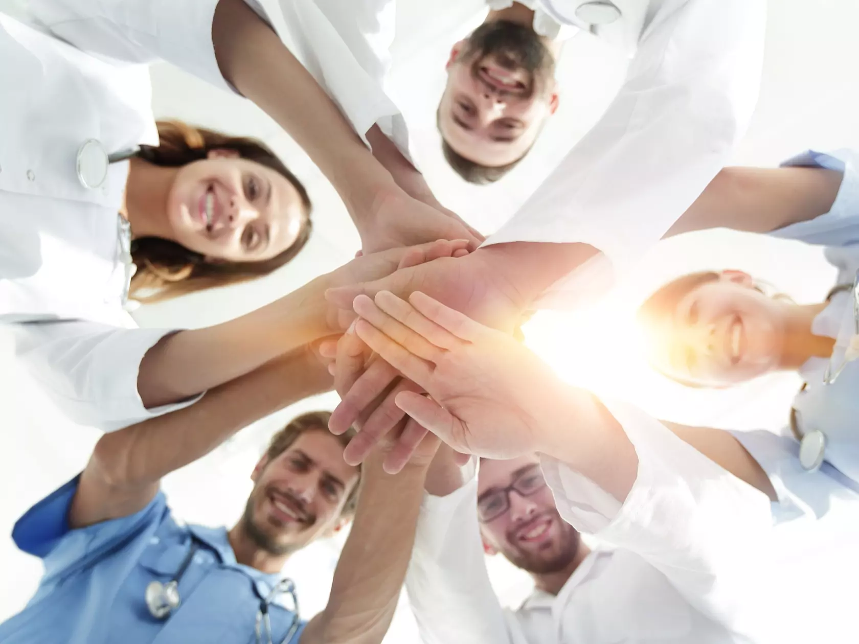 Jobs im Spital: Ein Team von Pflegefachleuten legt die Hände sternförmig übereinander.