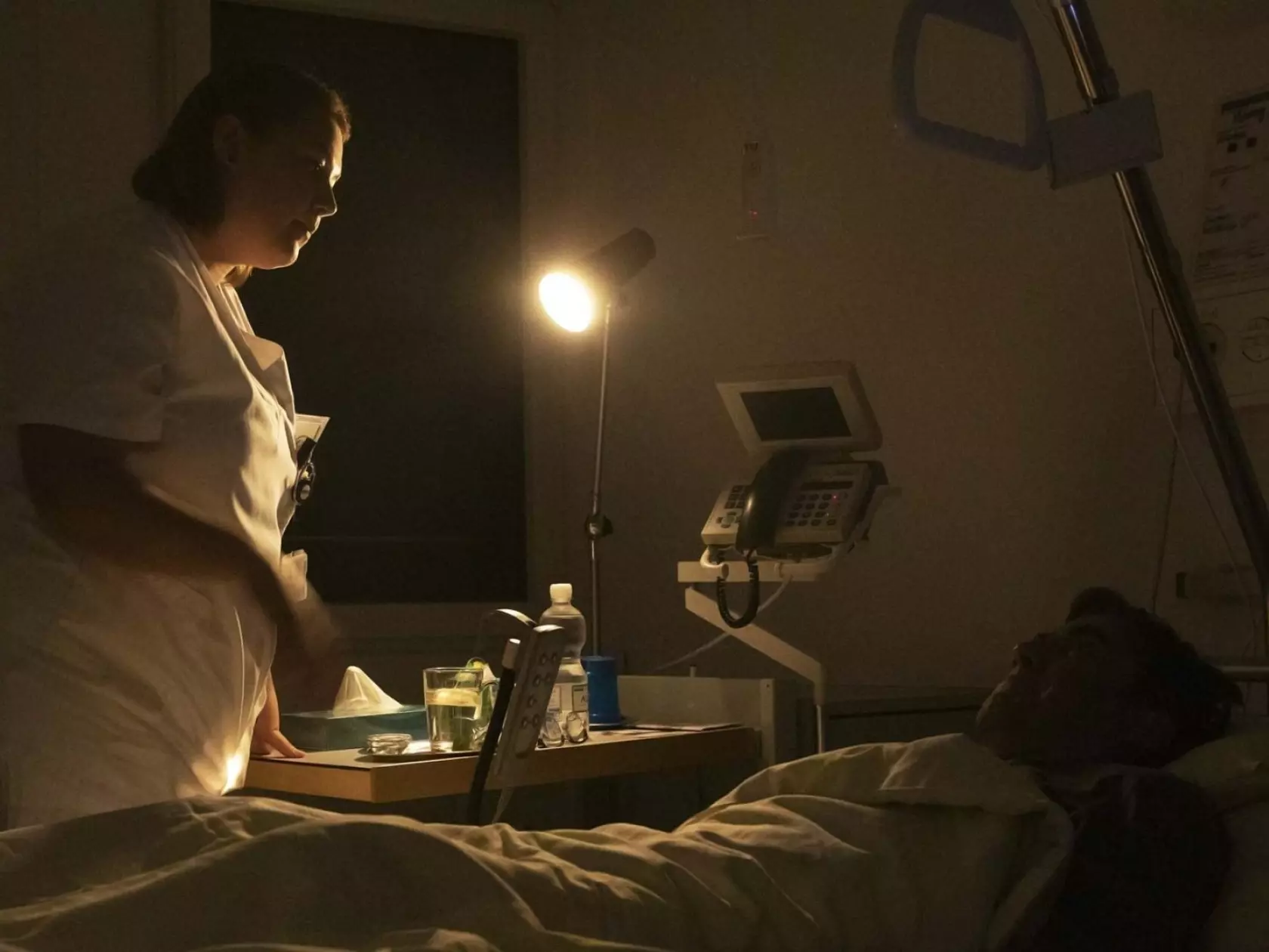 Die Pflegefachfrau Hanna Baumgartner betreut im Nachtdienst einen Patienten