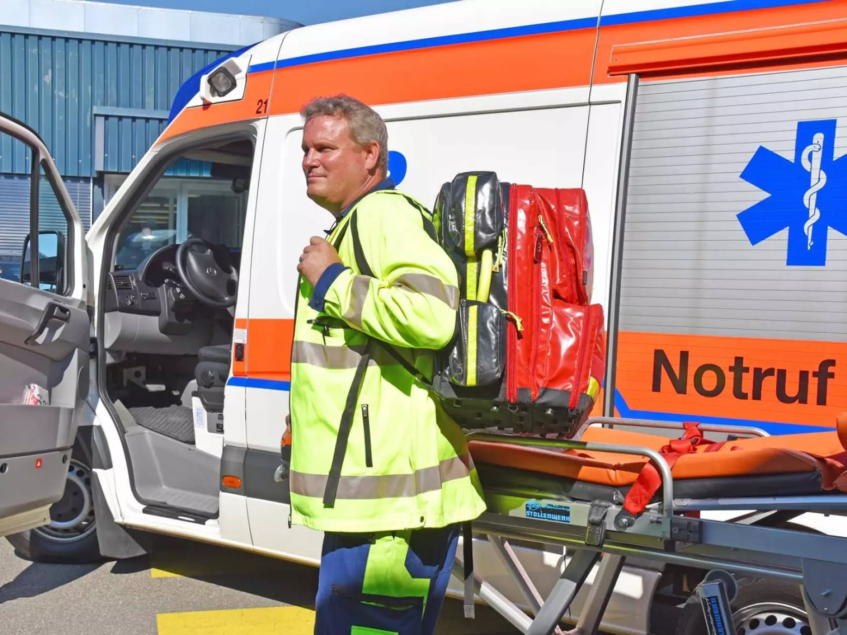 Rettungssanitäter Lukas Frey mit seinen Arbeitsutensilien vor dem Ambulanzfahrzeug