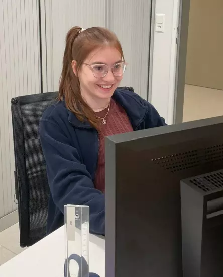Laura sitzt während ihres KSB-Praktikums am Computer.