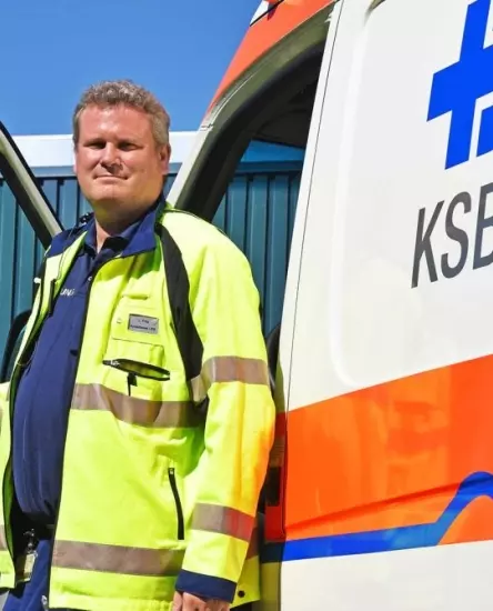 Rettungssanitäter Lukas Frey vor dem Ambulanzfahrzeug
