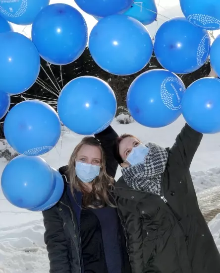Zwei KSB-Mitarbeiterinnen mit Luftballons