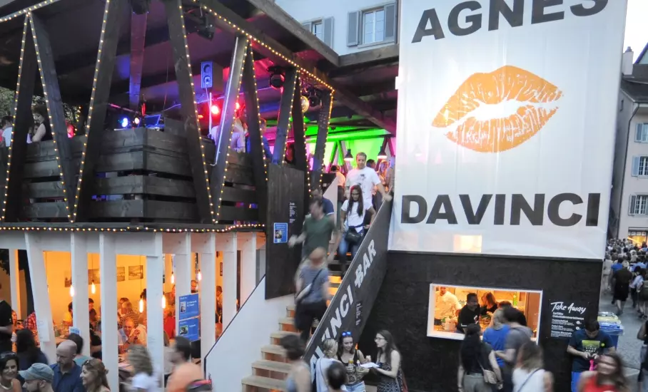 Personen am Feiern bei der KSB-Badenfahrtbeiz namens «Agnes küsst da Vinci»